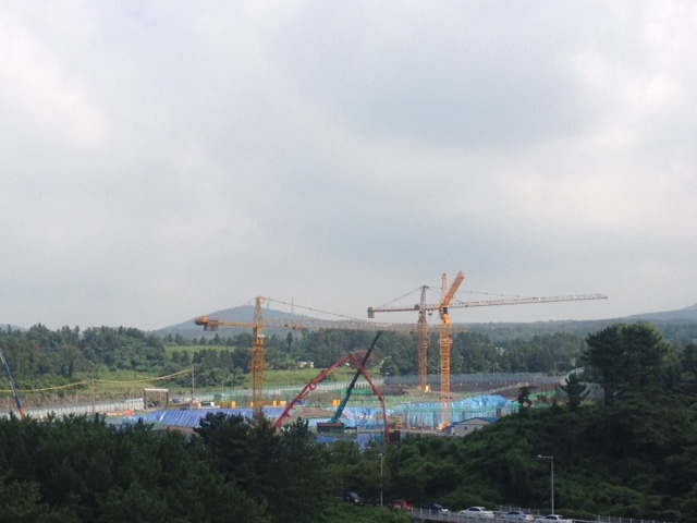 지난 5월 제주도 투자 열풍이 한창일 때 분양한 한화 꿈에그린 아파트는 759가구 모집에 1순위 통장 가입자가 무려 11만663명이 몰려 평균 경쟁률 218대 1로 전국 3위를 기록했다. 지난 12일 제주시 월평동 한화 꿈에 그린 아파트 공사장에 설치된 크레인 뒤로 제2 첨단과학기술단지로 조성될 예정인 임야가 보인다.  ［사진제공 =JDC］