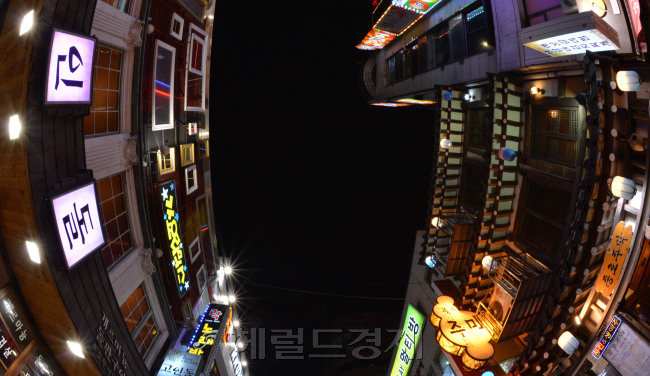 위기에 빠진 국내 프랜차이즈들이 새로운 돌파구를 마련에 나섰다. 평생 직장이 사라지면서 은퇴후 창업을 선택하는 이들이 늘면서 프랜차이즈 수도 급증했지만 1년도 채 버티지 못하고 문을 닫는 사업장도 늘었다. 이에 검증된 맛으로 전국의 식객들도 인정한 맛집을 선택하면서 새로운 돌파구를 마련하고 있는 것이다. 사진은 서울의 한 시내 식당가.
이상섭 기자/babtong@heraldcorp.com