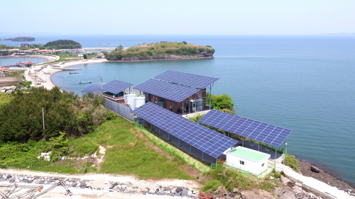 충남 홍선군 죽도에 설치된 태양광 발전 설비.