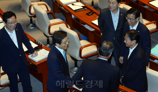 [사진= 추경경정예산안 처리를 위한 8월 임시국회가 16일 시작됐다. 이날 열린 예산결산특별위원회에서는 황교안 국무총리, 유일호 경제부총리 등이 출석해 여야 의원들의 질의를 받았다. 여당은 조속한 처리를, 야당은 현미경 검증을 주장하고 있어 추경안 처리를 비롯한 현안에서 8월 임시국회는 여야간 첨예한 대립이 예상된다.  안훈 기자/rosedale@heraldcorp.com]
