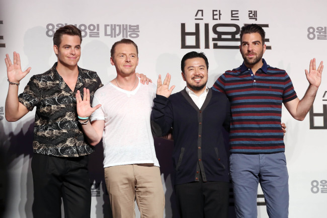 From left: Chris Pine, Simon Pegg, Justin Lin and Zachary Quinto pose for a photo at a press conference in southern Seoul on Tuesday. (Yonhap)