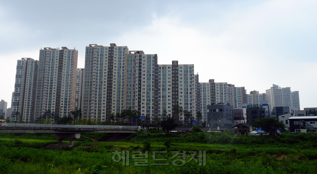 지난해 9월 입주한 ‘삼송 2차 아이파크’의 85㎡ 매매가격 상위평균가는 5억8000만원 선. 삼송역과 쇼핑몰이 가까운 입지에 전셋값도 1년새 1억 이상이 올랐다.