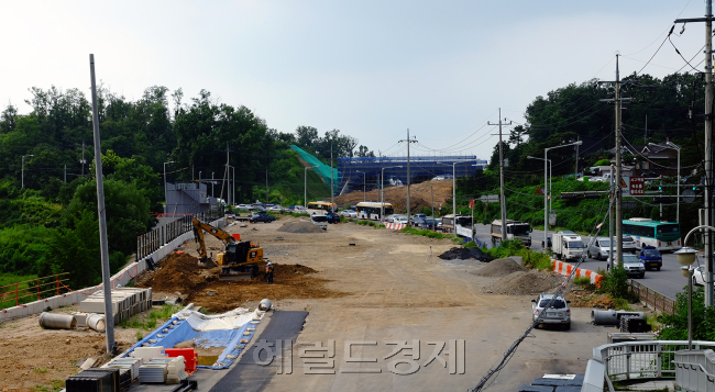 교통망과 각종 개발 호재는 삼송지구의 미래가치를 높이는 요소다. 지하철 3호선을 비롯해 신분당선 연장과 GTX 조기 착공에 대한 기대감도 크다. 사진은 남삼송~북삼송 도로 확장공사 모습.