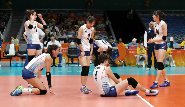 한국여자배구 대표팀의 김연경을 비롯한 선수들이 16일 오전(현지시간) 브라질 리우데자네이루 마라카나징유 배구 경기장에서 열린 네덜란드와의 8강전 경기에서 실점한 뒤 아쉬워하고 있다. 리우=박해묵 기자/mook@