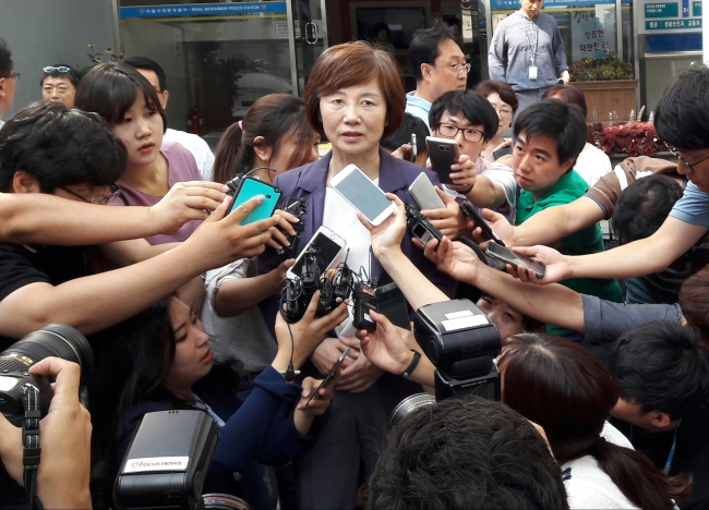 학생들로부터 사퇴압력을 받고 있는 최경희 이화여대 총장이 취재진의 질문에 답변을 하고있다.