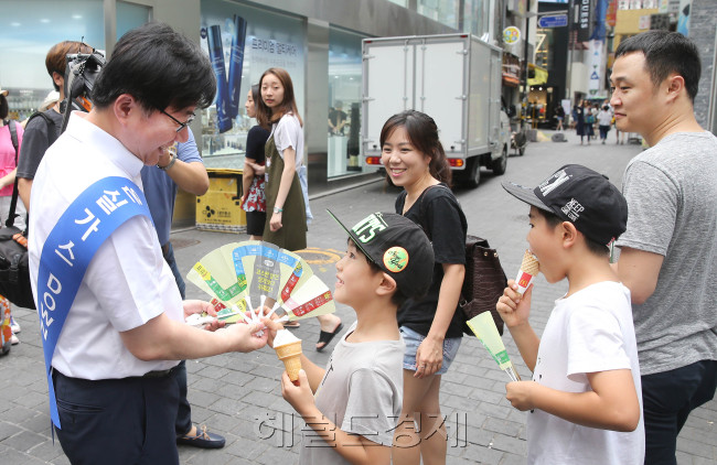 [사진설명= 에너지절약 점검 캠페인 모습］