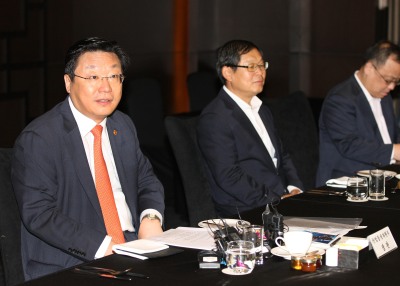 [사진설명=주형환(왼쪽 첫번째) 산업통상자원부 장관이 17일 오전 서울 여의도 콘래드호텔에서 열린 ‘자동차업계 CEO 조찬 간담회’에서 인사말을 하고 있다.   사진=산업통상자원부］