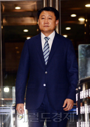 [사진설명= 이철성 경찰청장 후보자는 19일 국회 청문회를 앞두고 있다. 야당은 이 내정자의 정치 중립의지, 도덕성, 수사권 조정 의지 등을 따져물을 것으로 보인다. 지난 달 29일 신임 경찰청장으로 내정된 후 첫 출근하는 이 후보자.]