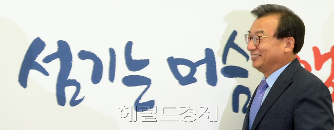 [사진설명= 17일 오전 서울 여의도 새누리당 당사에서 열린 최고.중진의원 연석 간담회에 이정현 대표가 참석하고 있다./ 안훈 기자 rosedale@heraldcorp.com ]