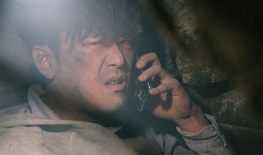 ‘부산행’과 ‘터널’ 등 재난영화들의 흥행세가 좋다. ‘부산행’은 개봉 20일만에 1000만 관객을 넘겼고 ‘터널’은 지금 가장 잘 나가는 영화다.
‘괴물’과 ‘해운대’ 등 1000만 관객을 넘긴 역대급 재난영화들도 여름에 나왔다. 무더위에 스펙타클한 영상을 보여줄 수 있다는 점이 감안됐다. 하지만 요즘 흥행하는 재난영화들은 엄청난 스케일도 아니고 별로 스펙타클하지도 않다.
‘부산행’에 나오는 좀비들은 서양 좀비에 비해 훨씬 빨라 다이나믹한 좀비액션을 담기는 해도 스케일이 크지는 않다. 폐쇄적인 터널에 갇힌 사람의 구출기인 ‘터널’은 장면이 답답하기까지 하다.
이들 재난 영화들의 흥행은 국민정서와 닿아있다. ‘재해와 재난은 언제건 닥쳐올 수 있다’는 점과 ‘재난을 당해도 합리적으로 구출이 안된다’는 두 가지 점을 건드린다.
특히 후자에 더 큰 방점이 찍힌 듯하다. 이 부분은 90년대에도 삼풍백화점이 무너지고 성수대교가 붕괴되는등 큰 재난을 경험했지만, 세월호 참사와 메르스 사태 등을 통해 정부등 공적 기구의 재난구조 작업이 얼마나 한심했고 무기력했는가를 경험하면서 더 크게 다가온 것이다. 재난 자체보다는 위기 관리 매뉴얼과 컨트롤 타워의 부재에서 오는 불신이 더 컸다는 얘기다.
‘부산행’의 그 좁은 KTX안은 갈등과 모순이 횡행하는 우리 사회의 축소판처럼 느껴질 정도다. ‘터널’에도 갇힌 사람보다 경제적 논리가 더 중요한 공직자와 구조보다 보도에 더 신경쓰는 언론, 재난 현장에서 기념사진이나 찍고 있는 공무원들의 모습이 나온다.
두 영화에는 재난이 일어나면 당연히 등장하는 클리셰 외에도 구조작업이 무능하고 그래서 개인이 스스로 안전을 해결할수밖에 없다는 생각이 담겨있어 더 씁쓸하게 느껴진다.
‘절대 현혹되지 마라’라는 영화 ‘곡성’의 대사가 재난영화에도 어김없이 적용되고 있다.
서병기선임기자/wp@