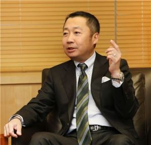 [사진설명= 취임 6개월차를 맞은 두산그룹 박정원 회장이 그룹 경영 초기 안착에 성공했다는 평가가 나온다. 박 회장은 이달 초 창립 120주년 기념사에서 “상반기에 기대에 부응하는 성과를 거뒀다. 하반기에는 안정된 기반을 바탕으로 영업 성과를 높이는 데 보다 주력해 나가자”고 밝혔다.]