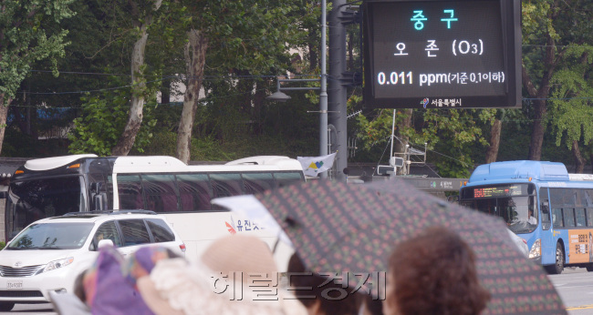 [사진설명=연일 계속되는 폭염으로 오존주의보가 계속되고 있다. 17일 시청앞 오존 전광판은 정상수준의 오존을 가르키고 있으나 오후에는 오존주의보가 발령된다. 정희조 기자/checho@heraldcorp.com]