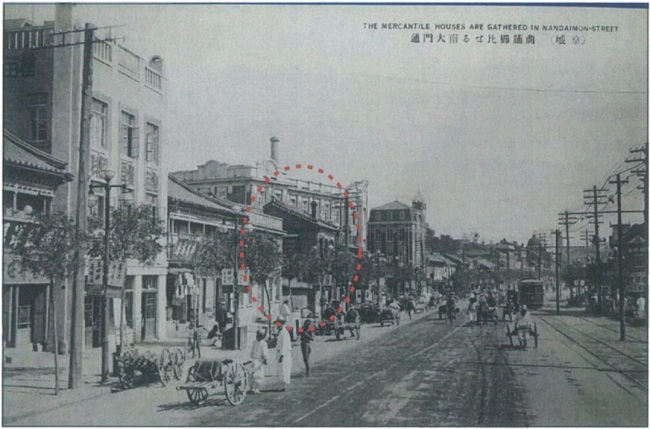 ▶1920년대 엽서에 수록된 남대문로 2층 한옥 상가