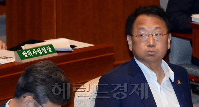 [사진설명=“안 풀리네.” 황교안 국무총리와 유일호 경제부총리(사진) 등이 17일 오전 국회 예산결산위원회에 참석했지만, 이날 회의는 여야간 대립으로 끝내 파행됐다. 조선해운산업 부실 경영 의혹 규명을 위한 구조조정청문회의 증인채택 문제를 놓고 여야간 입장차 때문이다. 전현직 핵심 정부 인사들의 증인 채택이 받아들여지지 않자 이날 더민주는 예결위 중단을 선언했다.  안훈 기자/rosedale@heraldcorp.com]