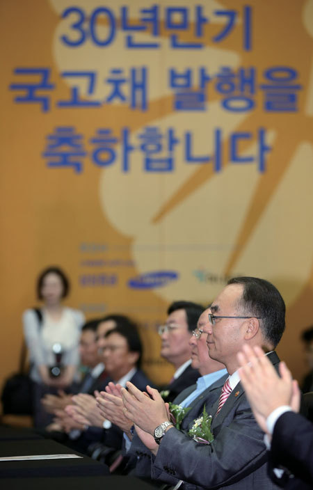지난 2012년 9월 국내 채권시장에서 30년 만기 국채가 첫 발행되자 정부와 금융 시장 관계자들은 우리나라 자본시장이 선진국형으로 성숙하고 있다며 자축했다.
