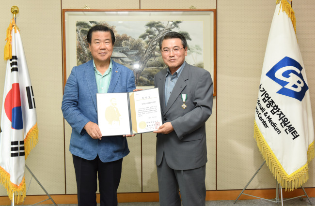 17일(수) 경기중기센터 4층 소회의실에서 진행된 ‘대한적십자사 회원유공장 수여식’에서 윤종일 경기중기센터 대표이사(오른쪽)와 김훈동 대한적십자사 경기지사 회장(왼쪽)이 포장증을 들고 기념촬영을 하고 있다.
17일(수) 경기중기센터 4층 소회의실에서 진행된 ‘대한적십자사 회원유공장 수여식’에서 윤종일 경기중기센터 대표이사(오른쪽)와 김훈동 대한적십자사 경기지사 회장(왼쪽)이 포장증을 들고 기념촬영을 하고 있다.