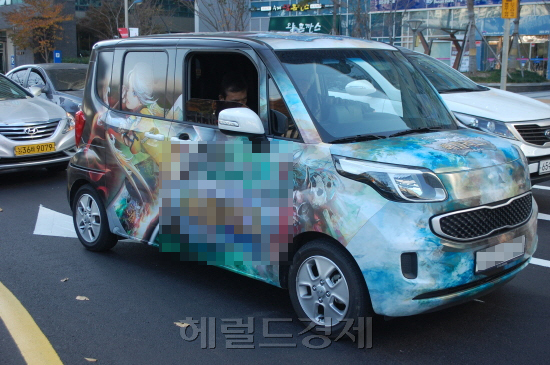 [사진=일부 기업들은 자사 제품을 홍보하기 위해 자동차를 전면 래핑해 도심을 누비기도 한다.]