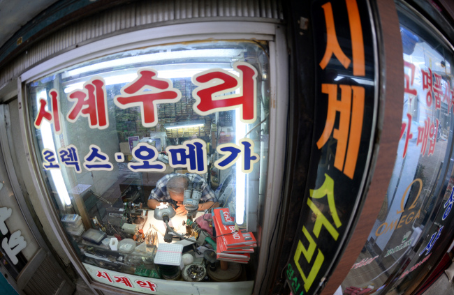 광장시장 맞은편에 있는 시계골목은 바늘을 한참 뒤로 돌린 듯 옛 풍경들이 펼쳐진다.