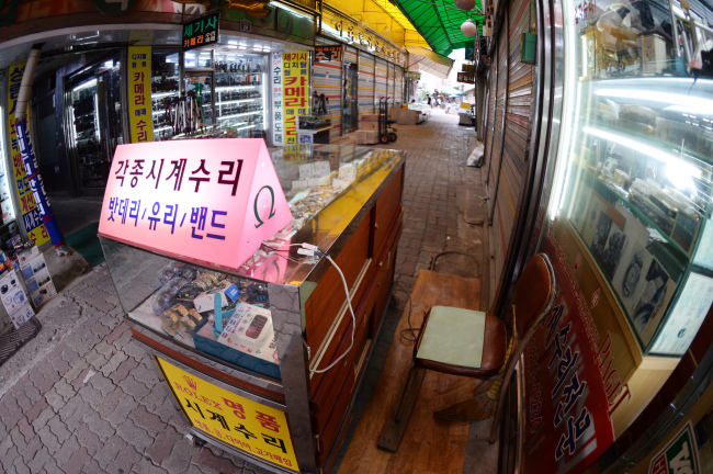 휴대폰에 밀려 시계는 점점 설 자리를 잃어갔고 자연스럽게 골목의 침체기도 시작됐다.