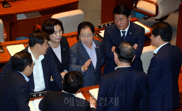 [17일 오전 서울 여의도 국회에서 열린 예산결산특별위원회 전체회의에 참석한 의원들이 회의가 속개되지 않자 이야기를 나누고 있다. 안훈 기자 rosedale@heraldcorp.com]