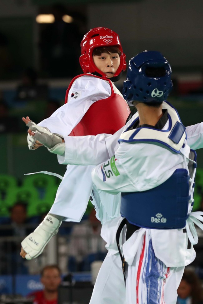 태권도 한국 대표 김태훈이 17일 오전(현지시간) 브라질 리우데자네이루 바하 올림픽파크 카리오카 경기장3에서 열린 2016리우데자네이루 올림픽 태권도 남자 -58kg급 예선 5경기에서 태국의 타원 안프라브와 대결하고 있다. 김태훈은 경기에 10-12로 패해 8강 진출에 실패했다.2016.8.17./리우데자네이루=올림픽사진공동취재단 F
태권도 한국 대표 김태훈이 17일 오전(현지시간) 브라질 리우데자네이루 바하 올림픽파크 카리오카 경기장3에서 열린 2016리우데자네이루 올림픽 태권도 남자 -58kg급 예선 5경기에서 태국의 타원 안프라브와 대결하고 있다. 김태훈은 경기에 10-12로 패해 8강 진출에 실패했다.2016.8.17./리우데자네이루=올림픽사진공동취재단 F