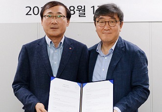 한샘 이영식 사장(오른쪽)과 LG전자 한국영업본부 한국B2B그룹장 이상윤 전무가 지난 17일 남대문 서울스퀘어에서 홈 IoT사업 협약을 체결하고 있다.