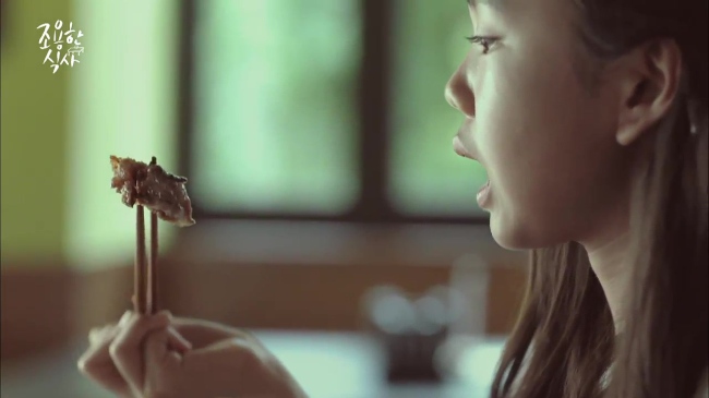 Child actress Kim Ji-young prepares to eat in food reality program “Quiet Dining.” (CJ E&M)