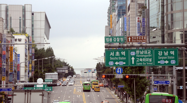 최근들어 ‘크라우딩펀딩 소송’ 사례가 급증하면서 법률시장에 ‘태풍의 눈’으로 부상하고 있다. 대중으로부터 자금을모은다는 뜻의 크라우딩펀딩을 통한 소송은 잘만 되면 누구나 억울한 일을 당하면 소송을 쉽게 할 수 있는 장점이 있고, 실제 최근 이 소송을 통해 좋은 결과를 낳은 사례도 늘고 있다. 사진은 서울시내 변호사 사무실 밀집지역.