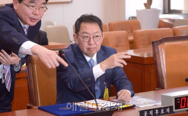 우병우 청와대 민정수석에 제기된 각종 의혹들에 대해 감찰을 벌여온 이석수 특별감찰관이 활동 종료를 앞두고 감찰내용 누설 논란을 빚고 있다.