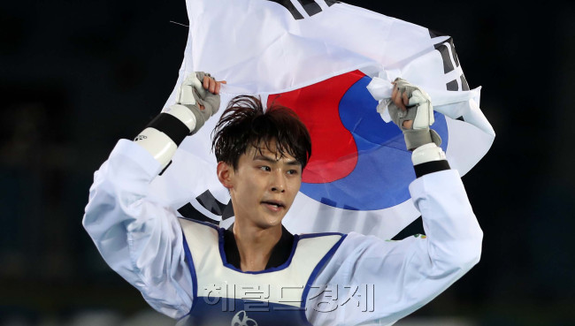 태권도 한국 대표 김태훈이 18일 브라질 리우데자네이루 바하 올림픽파크 카리오카 경기장3에서 열린 2016리우데자네이루 올림픽 태권도 남자 -58kg 동메달전에서 멕시코의 카를로스 루벤 나바로 발데즈와 대결에 승리했다.[리우=박해묵 기자/mook@heraldcorp.com]