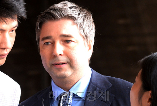 [사진설명= 토마스 쿨(51) 폭스바겐코리아 사장이 ‘배출가스 조작’ 의혹에 대한 조사를 받기 위해 18일 오전 검찰에 출석하고 있다. 박현구 기자phko@heraldcorp.com]