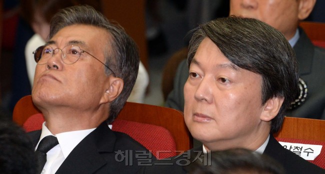 [사진설명= 문재인 전 더불어민주당 대표와 안철수 전 국민의당 대표가 18일 오전 서울 동작동 국립서울현충원에서 열린 김대중 전 대통령 서거 7주기 추도식에서 만났다. 이들은 이날 행사장에 나란히 앉았으나 인사 외에 별다른 대화를 나누진 않은 것으로 알려졌다.  안훈 기자/rosedale@heraldcorp.com]