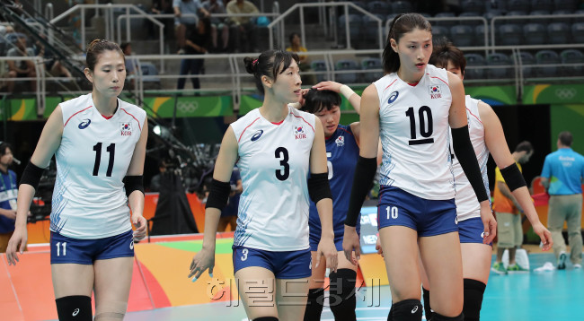 [사진설명= 한국여자배구 대표팀의 김연경이 16일 오전(현지시간) 브라질 리우데자네이루 마라카나징유 배구 경기장에서 열린 네덜란드와의 8강전 경기에서 1세트를 내준 뒤 자리를 이동하고 있다.리우데자네이루=올림픽사진공동취재단]