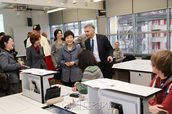 [사진설명= 박근혜 대통령은 18일 고교단계 일학습병행제인 산학일체형 도제학교 우수 운영기관 인천기계공업고와 천일엔지니어링을 방문해 학생들을 격려하고 도제훈련 성과를 확인했다. 사진은 산학일체형 도제학교 도입을 본격화하는 계기가 된 박 대통령의 2014년 1월 스위스 베른 상공업직업학교 방문 모습.]