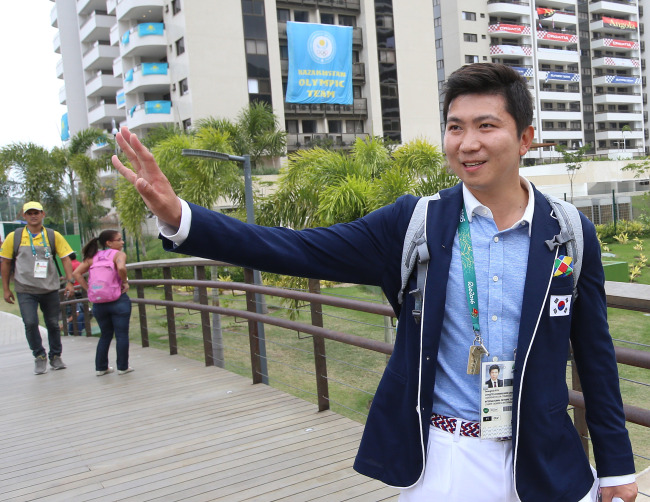탁구 선수 출신의 유승민이 IOC 선수위원으로 선 당선됐다. 사진은 지난 2일 선수촌에서 선거운동을 하고있는 모습./2016.8.18/리우데자네이루=올림픽사진공동취재단 D
탁구 선수 출신의 유승민이 IOC 선수위원으로 선 당선됐다. 사진은 지난 2일 선수촌에서 선거운동을 하고있는 모습./2016.8.18/리우데자네이루=올림픽사진공동취재단 D