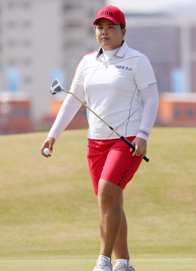 여자골프대표팀 박인비 선수가 18일 오전(현지시간) 브라질 리우데자네이루 바하 올림픽 골프코스에서 열린 2016 리우올림픽 골프 2라운드에 출전했다. 박인비가 1번홀을 파로 마무리한 후 발걸음을 옮기고 있다./2016.8.18/리우데자네이루=올림픽사진공동취재단 N
여자골프대표팀 박인비 선수가 18일 오전(현지시간) 브라질 리우데자네이루 바하 올림픽 골프코스에서 열린 2016 리우올림픽 골프 2라운드에 출전했다. 박인비가 1번홀을 파로 마무리한 후 발걸음을 옮기고 있다./2016.8.18/리우데자네이루=올림픽사진공동취재단 N