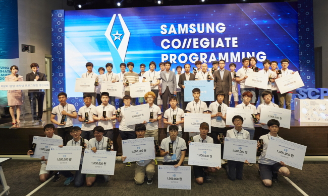 삼성전자가 18일, 서울 R&D 캠퍼스에서 개최한 ‘제 2회 삼성 대학생 프로그래밍
경진대회(Samsung Collegiate Programming Cup, SCPC)’의 본선 시상식 후
삼성전자 임원들과 수상자들이 기념 촬영을 하고 있다.
(뒷줄 가운데 좌로부터)삼성전자의 조승환 소프트웨어센터 부사장, 신종균 IM부문
대표이사 사장, 1위를 차지한 박성관(서울대) 학생, 박용기 인사팀 부사장.