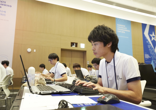 삼성전자가 18일, 서울 R&D 캠퍼스에서 개최한 ‘제 2회 삼성 대학생 프로그래밍
경진대회(Samsung Collegiate Programming Cup, SCPC)’ 본선에서
학생들이 프로그래밍 실력을 겨루고 있다.