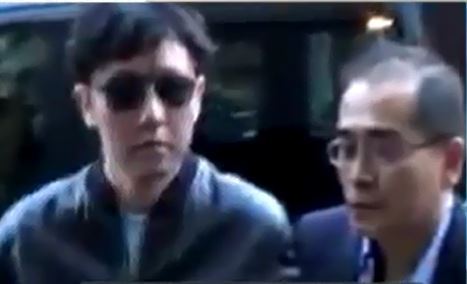 지난해 에릭 클랩턴의 런던 공연을 보러 온 김정은 국무위원장의 친형 김정철을 수행하고 있는 태영호 영국주재 북한 대사관 공사.