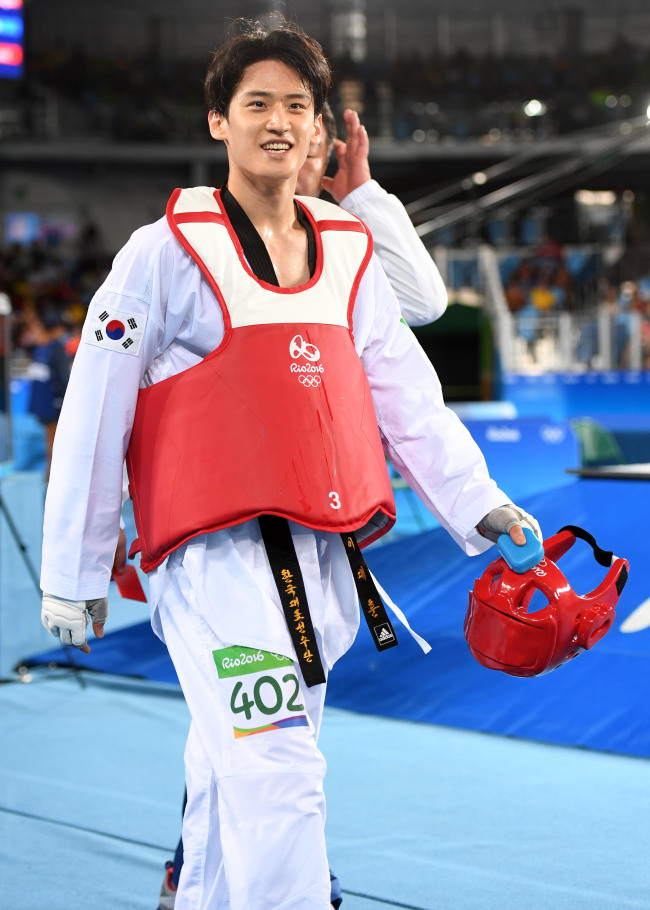 태권도 국가대표 이대훈 선수가 18일 오후(현지시간) 브라질 리우데자네이루 바하 올림픽파크 카리오카 아레나3에서 열린 2016 리우올림픽 태권도 남자 68kg급 패자부활전에서 이집트의 고프란 아흐메드에 승리하며 동메달 결정전에 진출했다. 경기를 마친 이대훈이 경기장을 빠져나가고 있다. /2016.08.18/리우데자네이루=올림픽사진공동취재단 N
태권도 국가대표 이대훈 선수가 18일 오후(현지시간) 브라질 리우데자네이루 바하 올림픽파크 카리오카 아레나3에서 열린 2016 리우올림픽 태권도 남자 68kg급 패자부활전에서 이집트의 고프란 아흐메드에 승리하며 동메달 결정전에 진출했다. 경기를 마친 이대훈이 경기장을 빠져나가고 있다. /2016.08.18/리우데자네이루=올림픽사진공동취재단 N