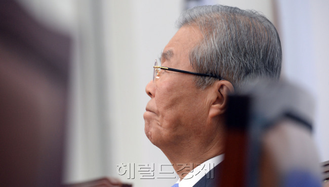 19일 오전 서울 여의도 국회에서 열린 더불어민주당  비상대책위원회의에서 김종인 대표가 생각에 잠겨 있다./ 안훈 기자 rosedale@heraldcorp.com 2016.08.19