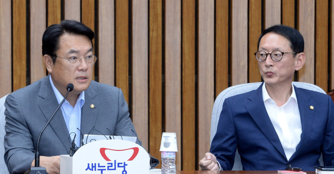 19일 오전 서울 여의도 국회에서 열린 새누리당 원내대책회의에서 정진석 원내대표가 모두발언을 하고 있다./ 안훈 기자 rosedale@heraldcorp.com 2016.08.19
19일 오전 서울 여의도 국회에서 열린 새누리당 원내대책회의에서 정진석 원내대표가 모두발언을 하고 있다./ 안훈 기자 rosedale@heraldcorp.com 2016.08.19