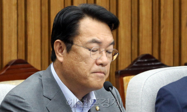 [사진설명= 19일 오전 서울 여의도 국회에서 열린 새누리당 원내대책회의에서 정진석 원내대표가 생각에 잠겨  있다./ 안훈 기자 rosedale@heraldcorp.com ]