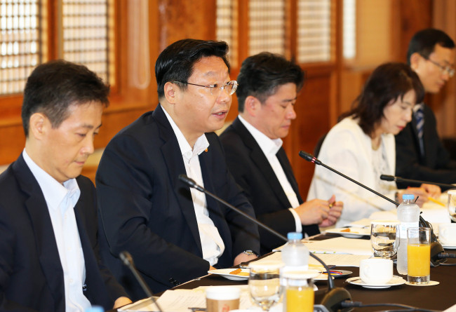 주형환(왼쪽 두번째) 산업통상자원부 장관이 19일 오전 인천시 송도 경원재호텔 영빈관에서 열린 ‘경제자유구역 민관합동 간담회’에서 모두 발언을 하고 있다.  [사진제공=산업통상자원부]