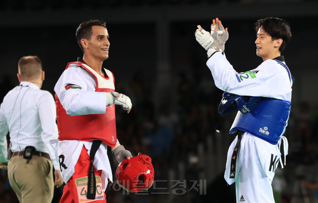 [사진설명= 이대훈 선수가 18일 오전(현지시간) 브라질 리우데자네이루 바하 올림픽파크 카리오카 경기장에서 열린 2016리우올림픽 태권도 남자 -68kg급 8강전에서 요르단 아흐마드 아부가우시에게 8:11로 패하자 박수를 쳐주고 있다.사진=리우데자네이루]