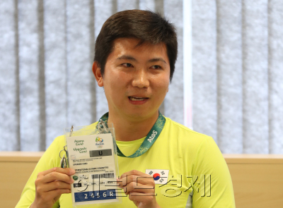 [사진설명= 유승민이 IOC 선수위원에 당선된 뒤 바뀐 출입증을 들어보이고 있다. 리우=박해묵 기자/mook@heraldcorp.com]