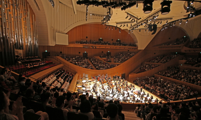 Seoul Philharmonic Orchestra performs under the baton of Maestro Chung Myung-whun at the opening of Lotte Concert Hall in Seoul on Friday. (Yonhap)