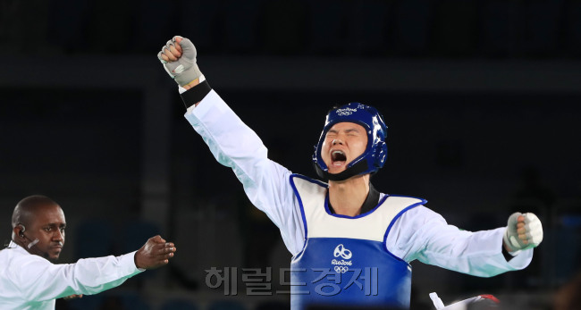 한국 태권도 대표 차동민 선수가 20일 오후(현지시간) 브라질 리우데자네이루 바하 올림픽파크 카리오카 경기장에서 열린 2016리우올림픽 태권도 남자 +80kg급 우즈베키스탄 드미트리 쇼킨과의 동메달결정전에서 승리, 동메달을 획득하자 손을 들어 환호하고 있다./2016.8.20/리우데자네이루=올림픽사진공동취재단 I
한국 태권도 대표 차동민 선수가 20일 오후(현지시간) 브라질 리우데자네이루 바하 올림픽파크 카리오카 경기장에서 열린 2016리우올림픽 태권도 남자 +80kg급 우즈베키스탄 드미트리 쇼킨과의 동메달결정전에서 승리, 동메달을 획득하자 손을 들어 환호하고 있다./2016.8.20/리우데자네이루=올림픽사진공동취재단 I