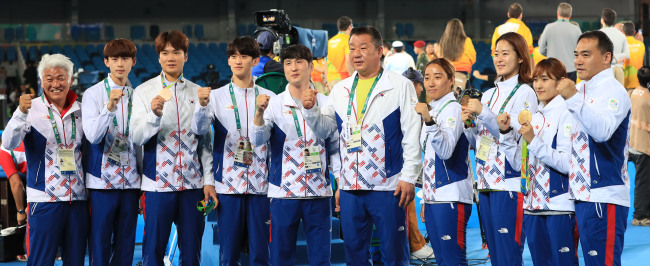 차동민, 오혜리 등 한국 태권도 대표팀이 20일 오후(현지시간) 브라질 리우데자네이루 바하 올림픽파크 카리오카 경기장에서 열린 2016리우올림픽 태권도 남자 +80kg 시상식 후 포즈를 취하고 있다./2016.8.20/리우데자네이루=올림픽사진공동취재단 I
차동민, 오혜리 등 한국 태권도 대표팀이 20일 오후(현지시간) 브라질 리우데자네이루 바하 올림픽파크 카리오카 경기장에서 열린 2016리우올림픽 태권도 남자 +80kg 시상식 후 포즈를 취하고 있다./2016.8.20/리우데자네이루=올림픽사진공동취재단 I