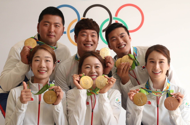 13일 오전(현지시간) 리우데자네이루 바하 코리아하우스에서 대한민국 양궁 대표팀의 기자회견이 열렸다. 양궁 대표팀 선수들이 기념사진을 찍고있다./2016.8.13/리우데자네이루=올림픽사진공동취재단 D
13일 오전(현지시간) 리우데자네이루 바하 코리아하우스에서 대한민국 양궁 대표팀의 기자회견이 열렸다. 양궁 대표팀 선수들이 기념사진을 찍고있다./2016.8.13/리우데자네이루=올림픽사진공동취재단 D